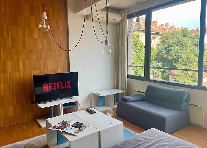 Central Apartment With Free Parking And Balcony