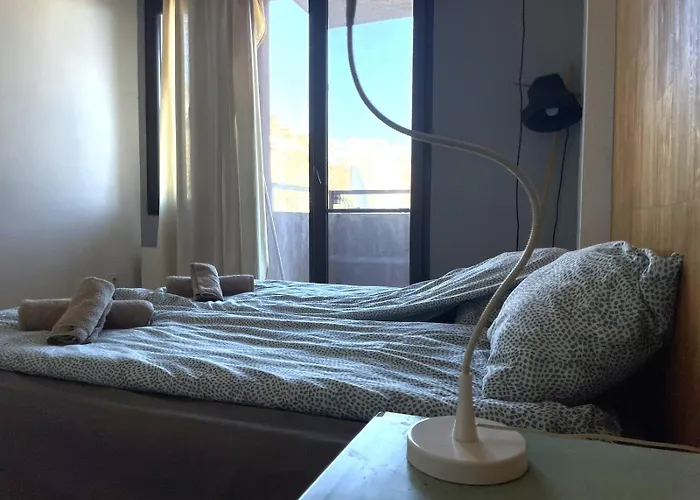 Central Apartment With Free Parking And Balcony